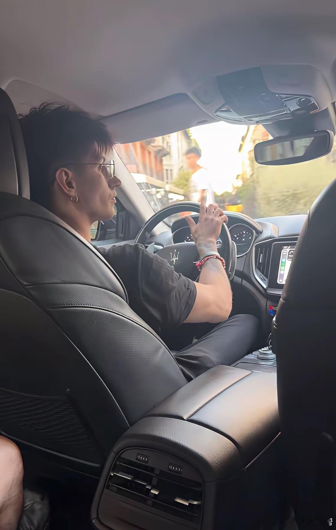 网友在意大利米兰用Uber打车，打到一辆玛莎拉蒂，司机又年轻又帅。 