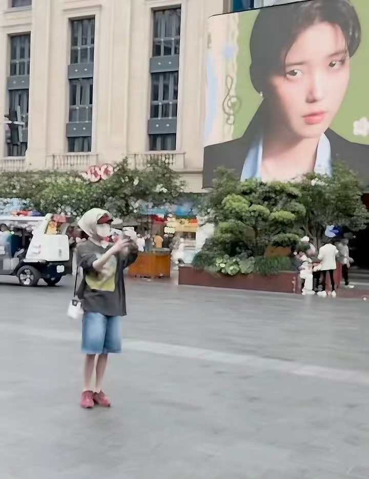 IU回应去上海的诡异穿搭 好休闲的搭配哎！姐姐好好看哎 ​​​