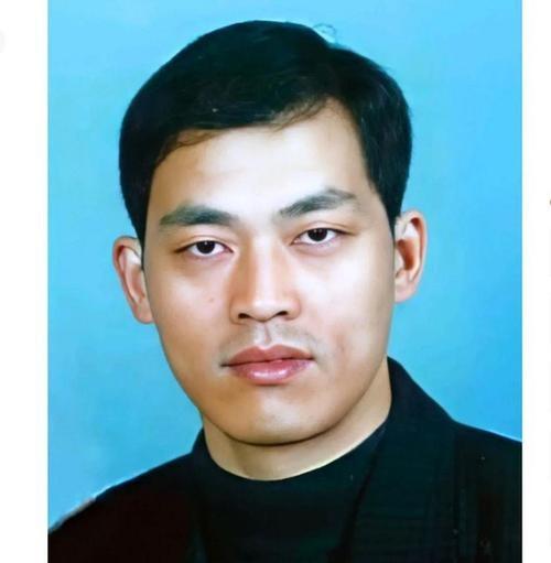 当年，罪犯谢先荣被击毙后痛苦的倒在地上，身上已经失去了生命的体征，法医检查后发现