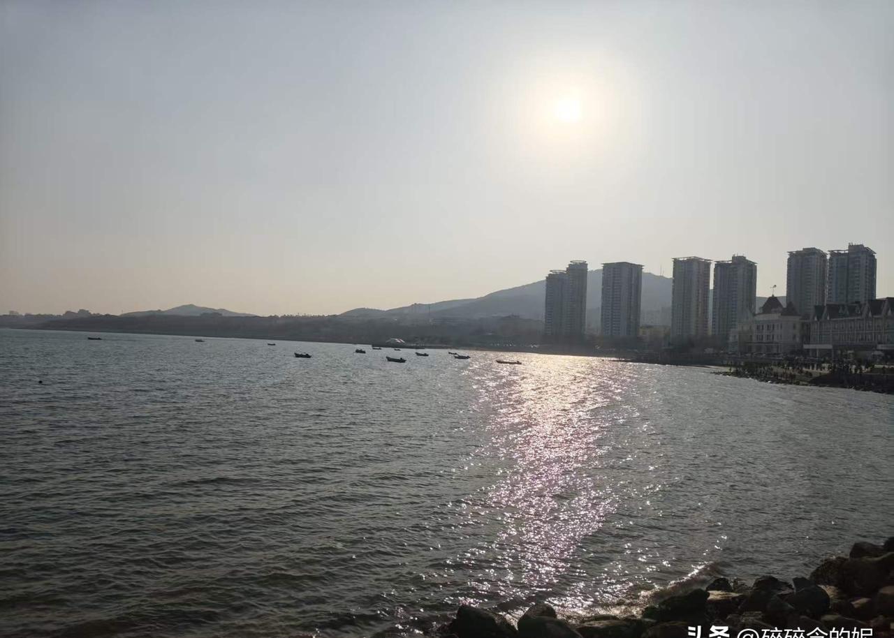 分手后第三周，

我搬进新家。

没哭，也没跟谁细说，

就是突然想换个地方睡。