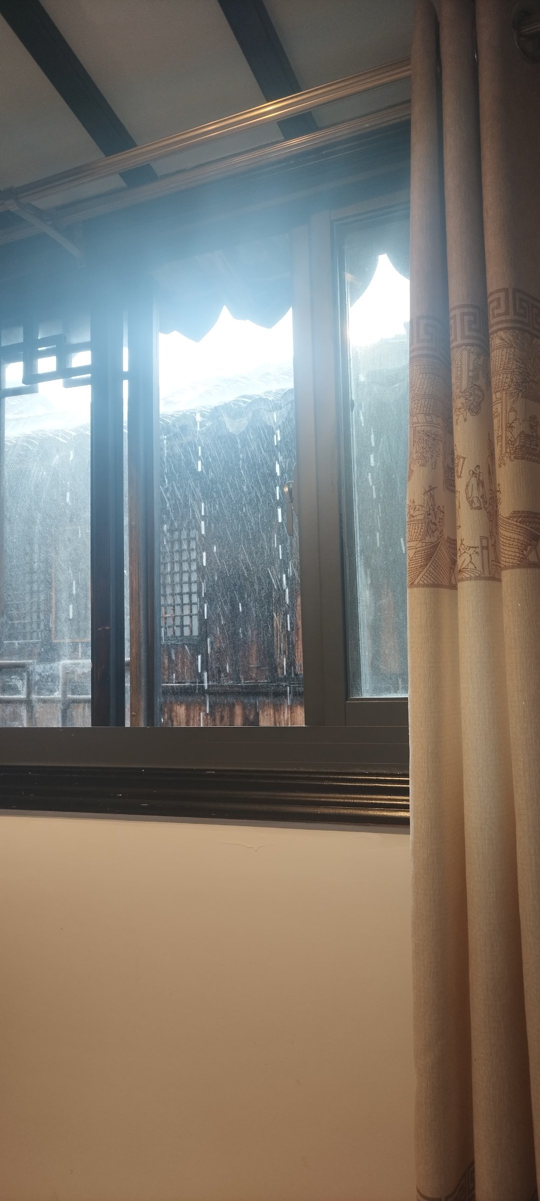 少年听雨阁楼上，红烛昏罗帐。 