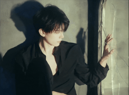 邓凯齐旻限时回归邓凯现代版齐旻邓凯费加罗男士阴湿感封面完美诠释现代版齐旻！白衬衫