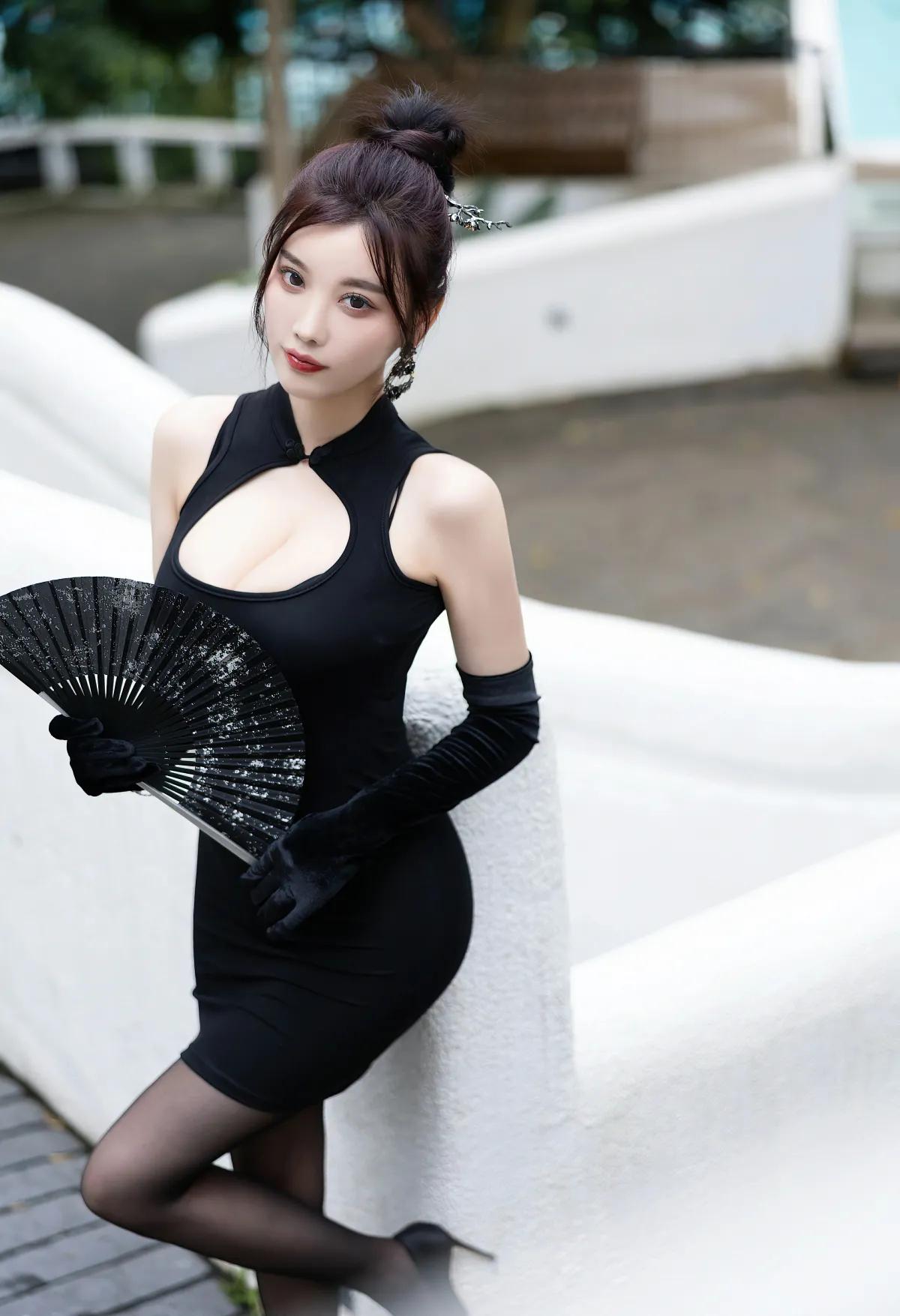 杨晨晨美图分享72，黑色包臀短裙＋黑丝高跟鞋，优雅美丽，身材出众女神图来袭 自然