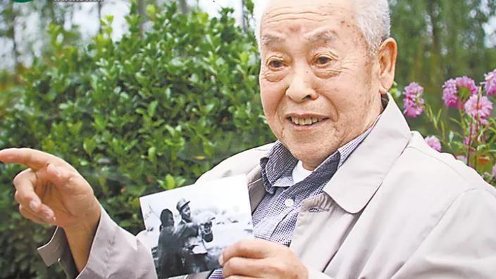 75年一位解放军师政委翻出张老的合影，感到好奇问：和我一起合影的大娘是什么身份呢