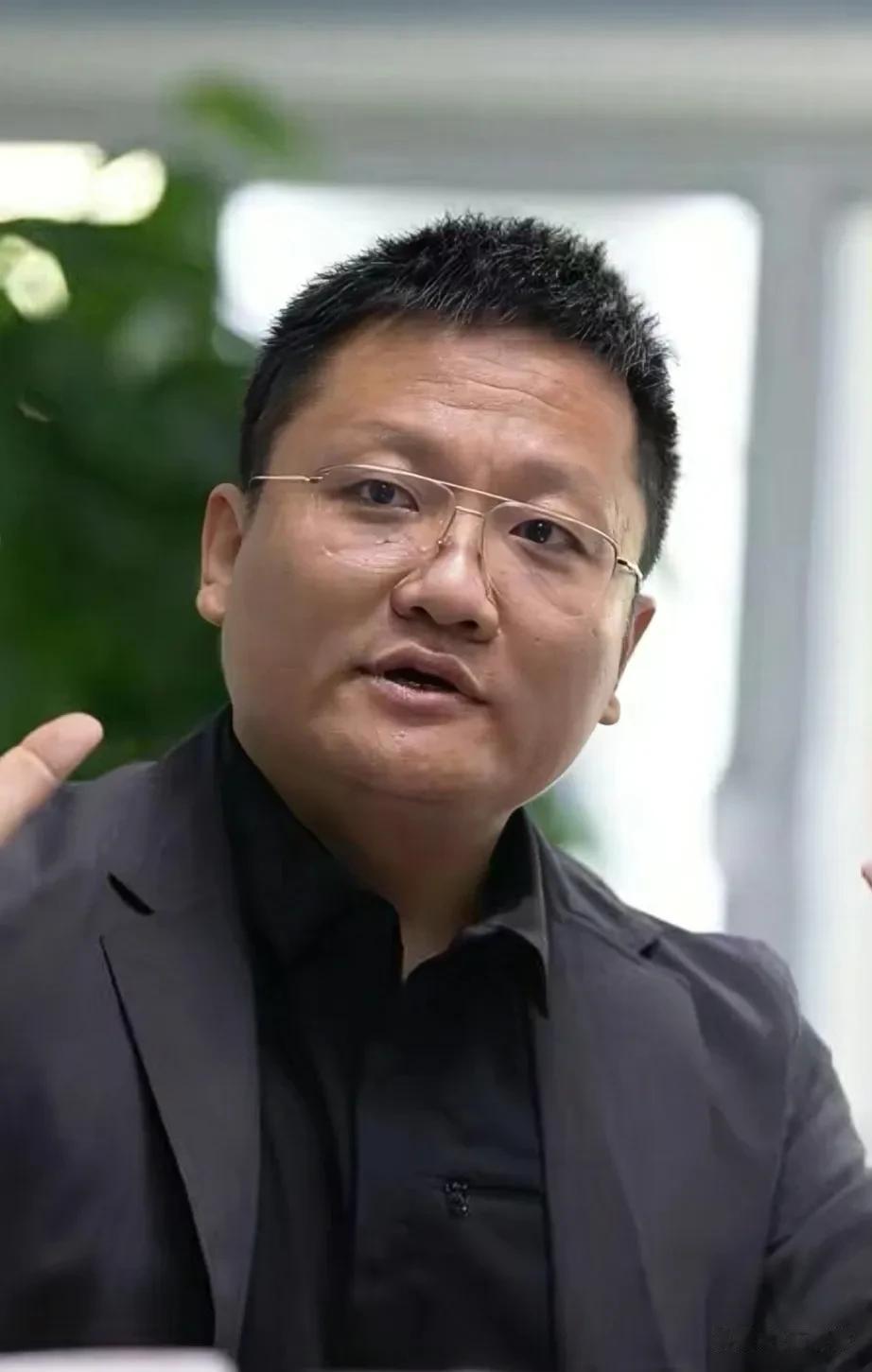 尹烨问董宇辉:奶牛有没有公的？董宇辉不假思索的说:既然是奶牛，肯定都是母的！尹烨