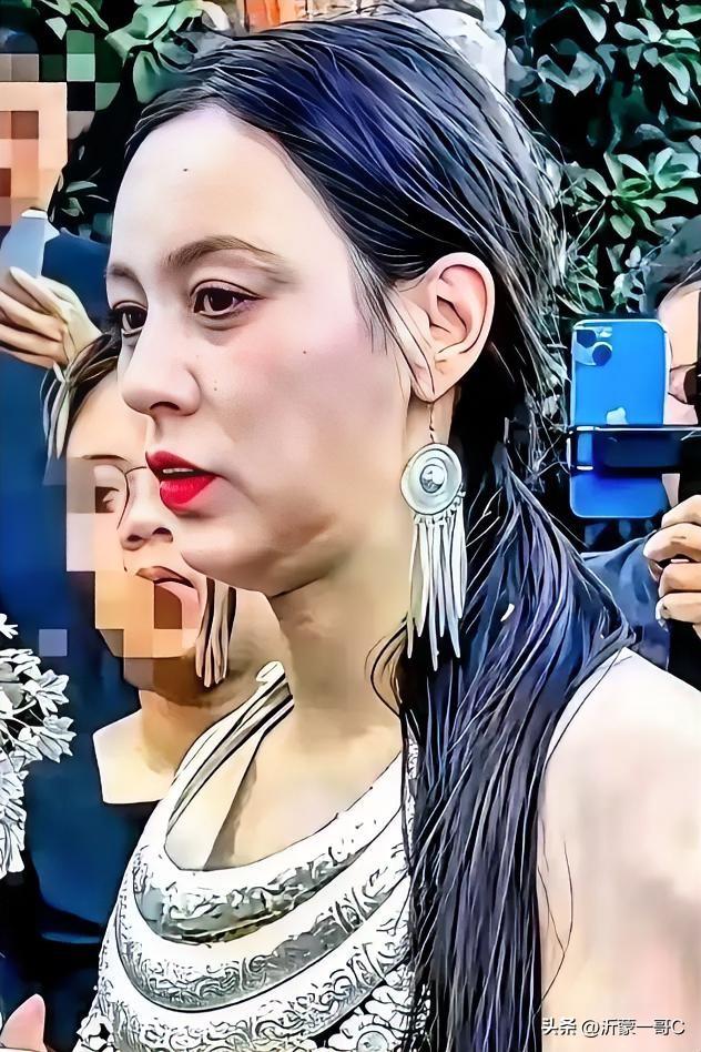 看到唐艺在《唐艺大舞台》上风光无限！下面照片是唐艺无美颜的真人照引起网络热议！唐
