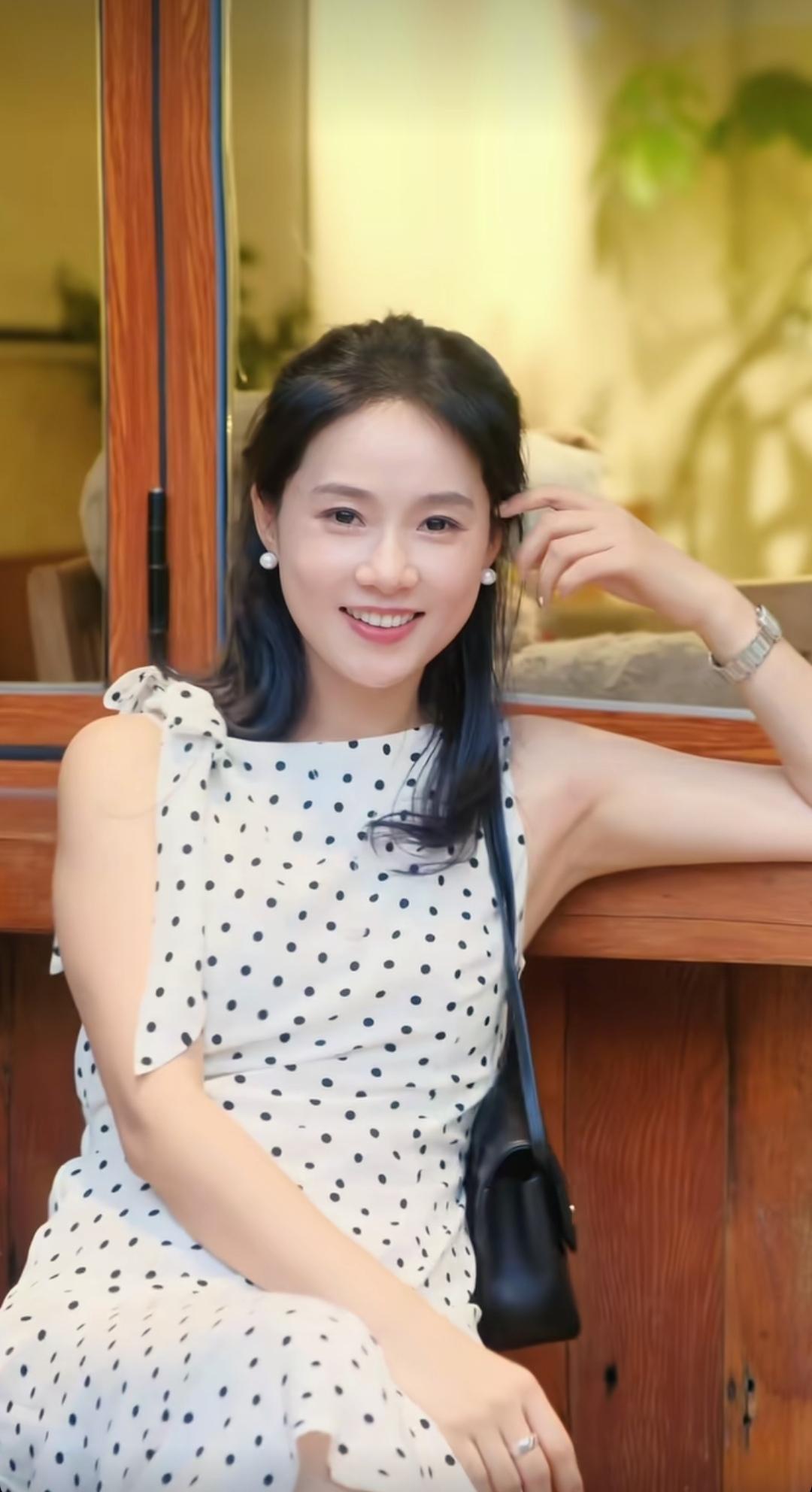 干净素雅的圆点连衣裙，只有纯真无邪的灵魂才配得上。清纯唯美_