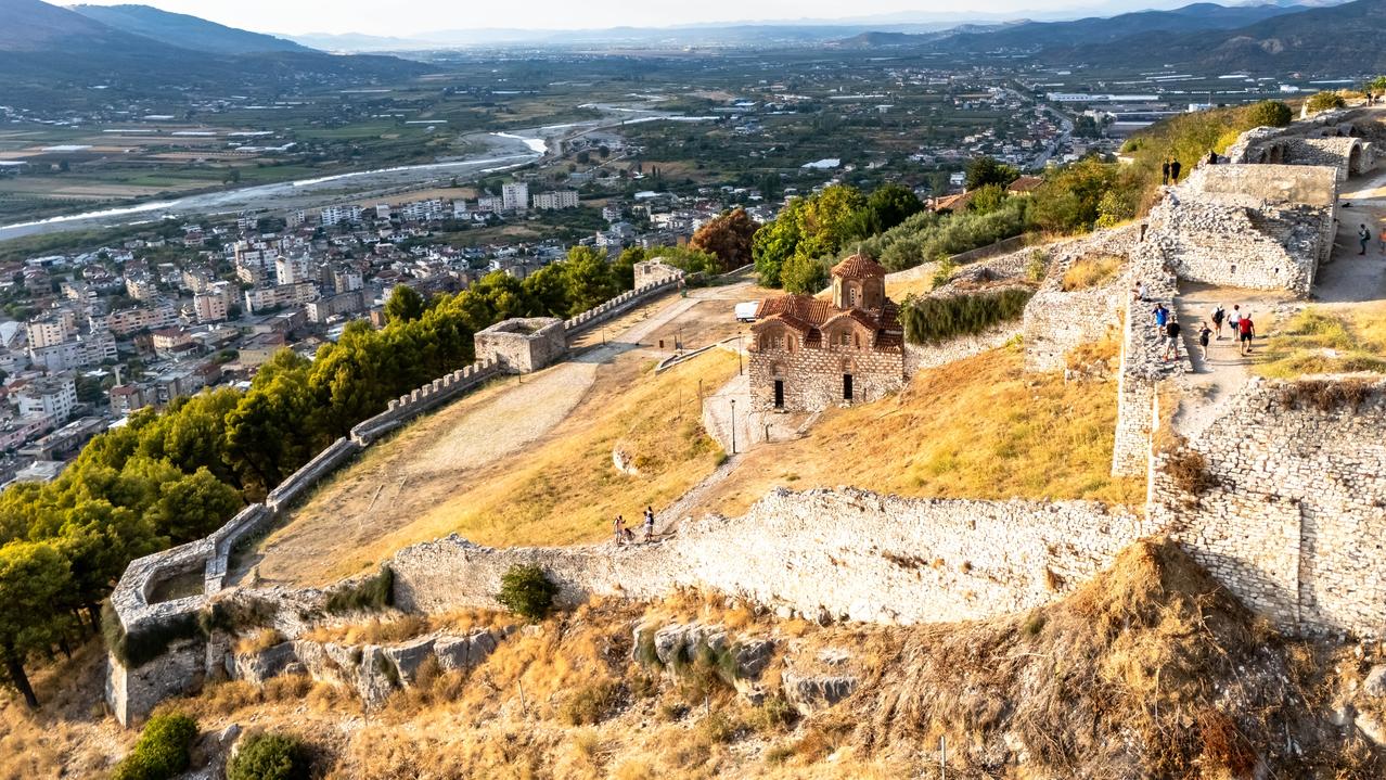 培拉特城堡 (Berat Castle / Kala) 其实蛮大的，覆盖了整个山