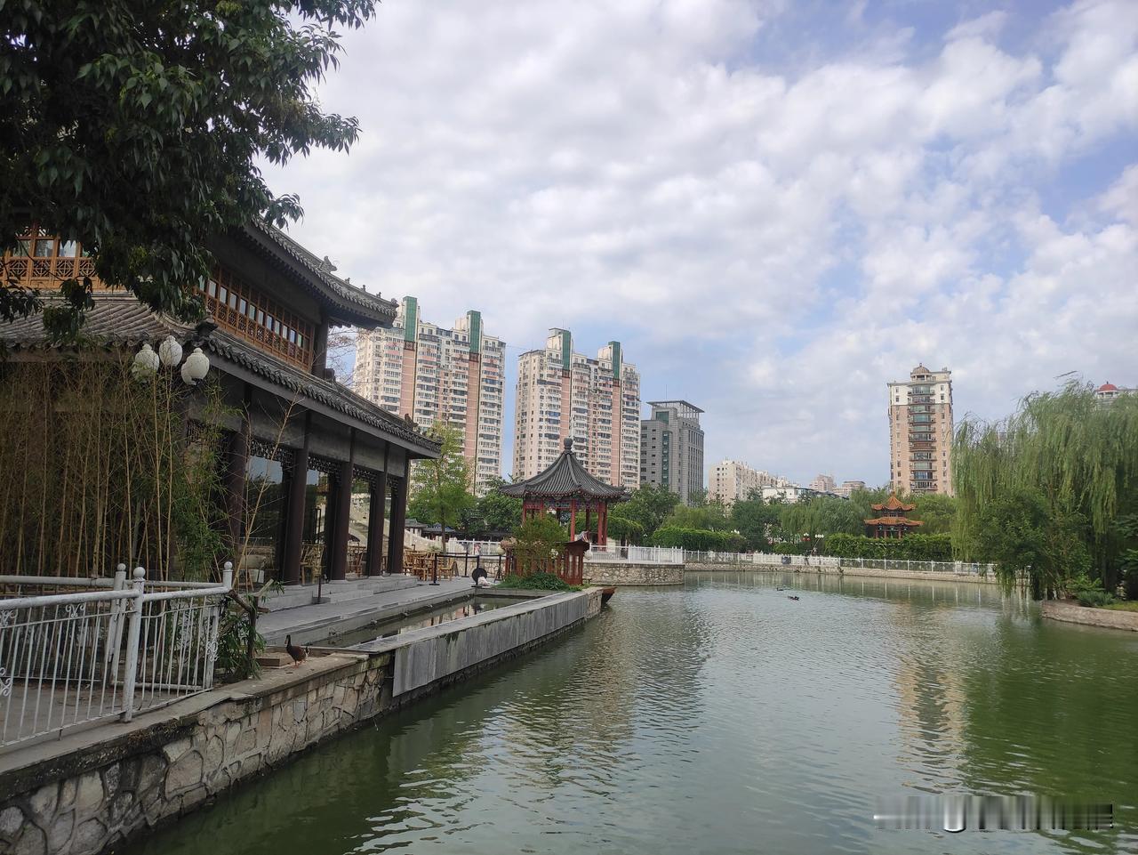 立秋后的天气真是不一样，特别是早晨，没有了闷热，小风吹在身上凉爽爽的，真舒服。
