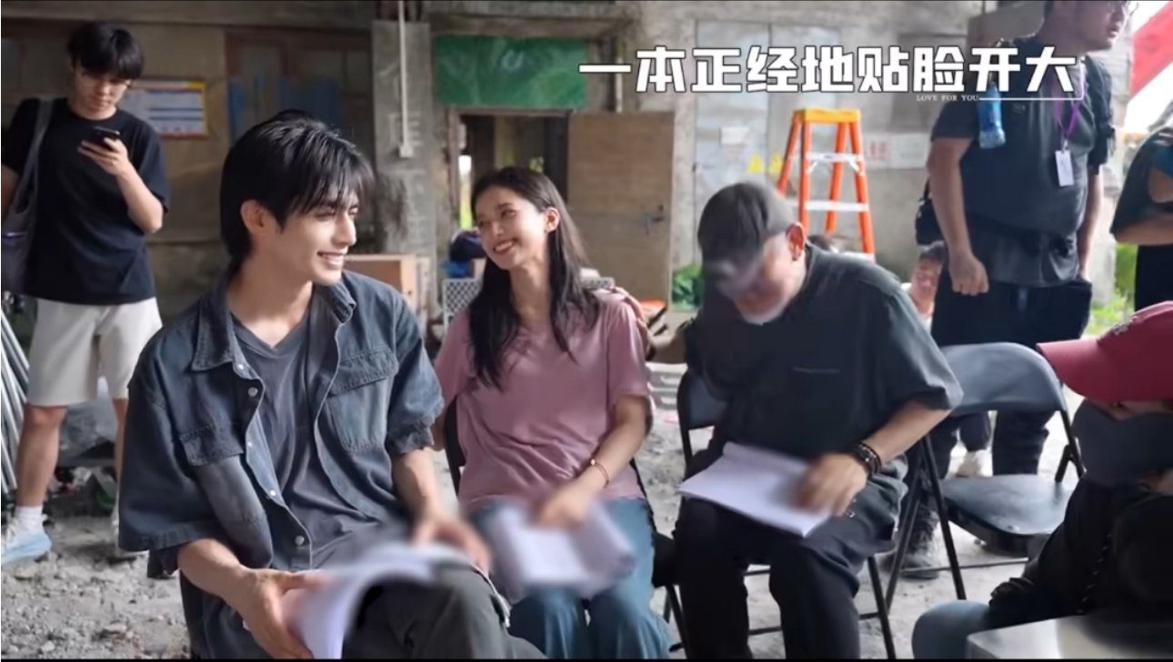 刘俊杰让宋威龙张婧仪吻10分钟俊杰爷爷，您是懂我们的！让两个人进组第一场戏就拍雨