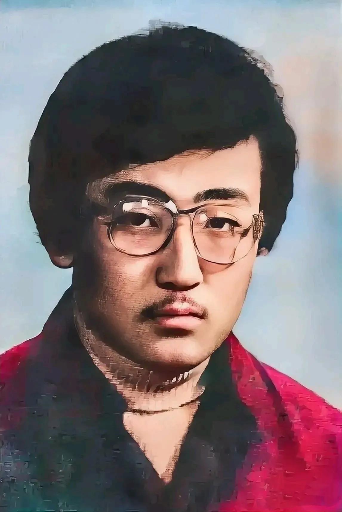 这位长相朴实无华，有些憨态可掬的眼镜青年，就是窦文涛了。

窦文涛90年代初在广