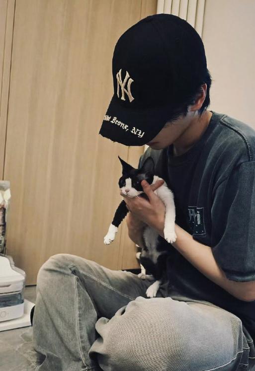 严浩翔养猫。2025年7月21日，严浩翔通过个人微博（账号：时代少年团...
