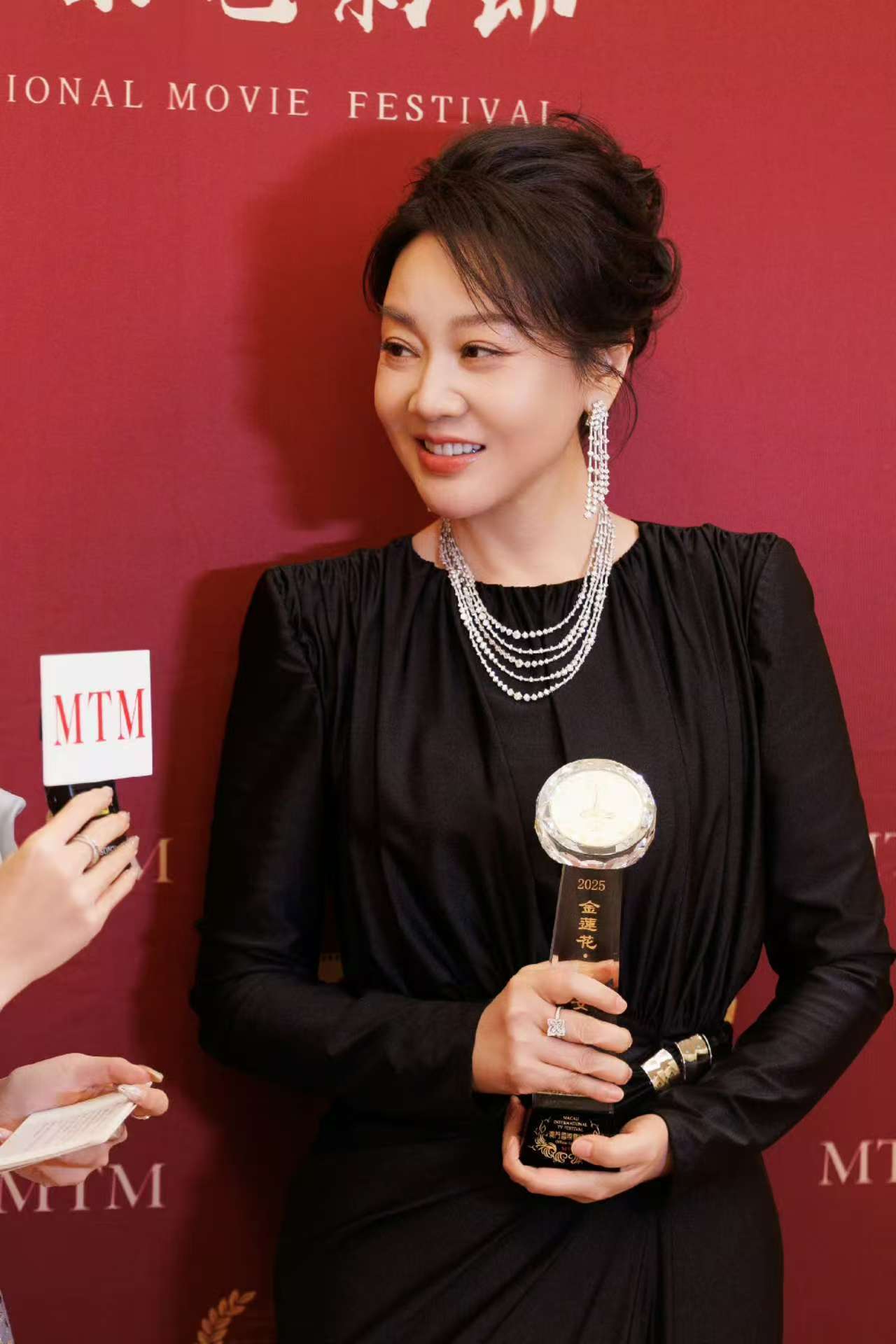 闫妮首获金莲花最佳女主 恭喜闫妮首获金莲花最佳女主角！这份荣誉真的实至名归！《小