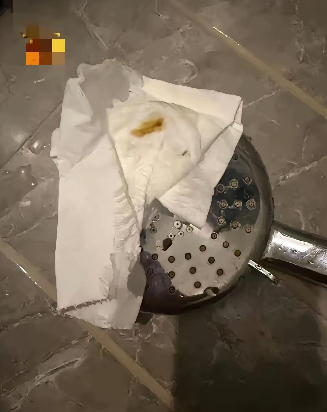 “太恶心了吧！”浙江杭州，一对小情侣开房过夜，晚上女朋友先洗澡，总觉得花洒头不对