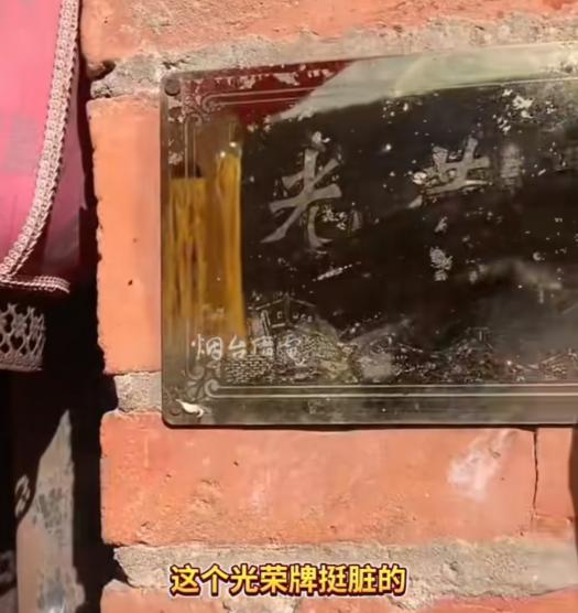 🌙山东烟台，一名退伍老兵回老家过年，陪父亲在门口贴对联时，突然发现门口“光荣之