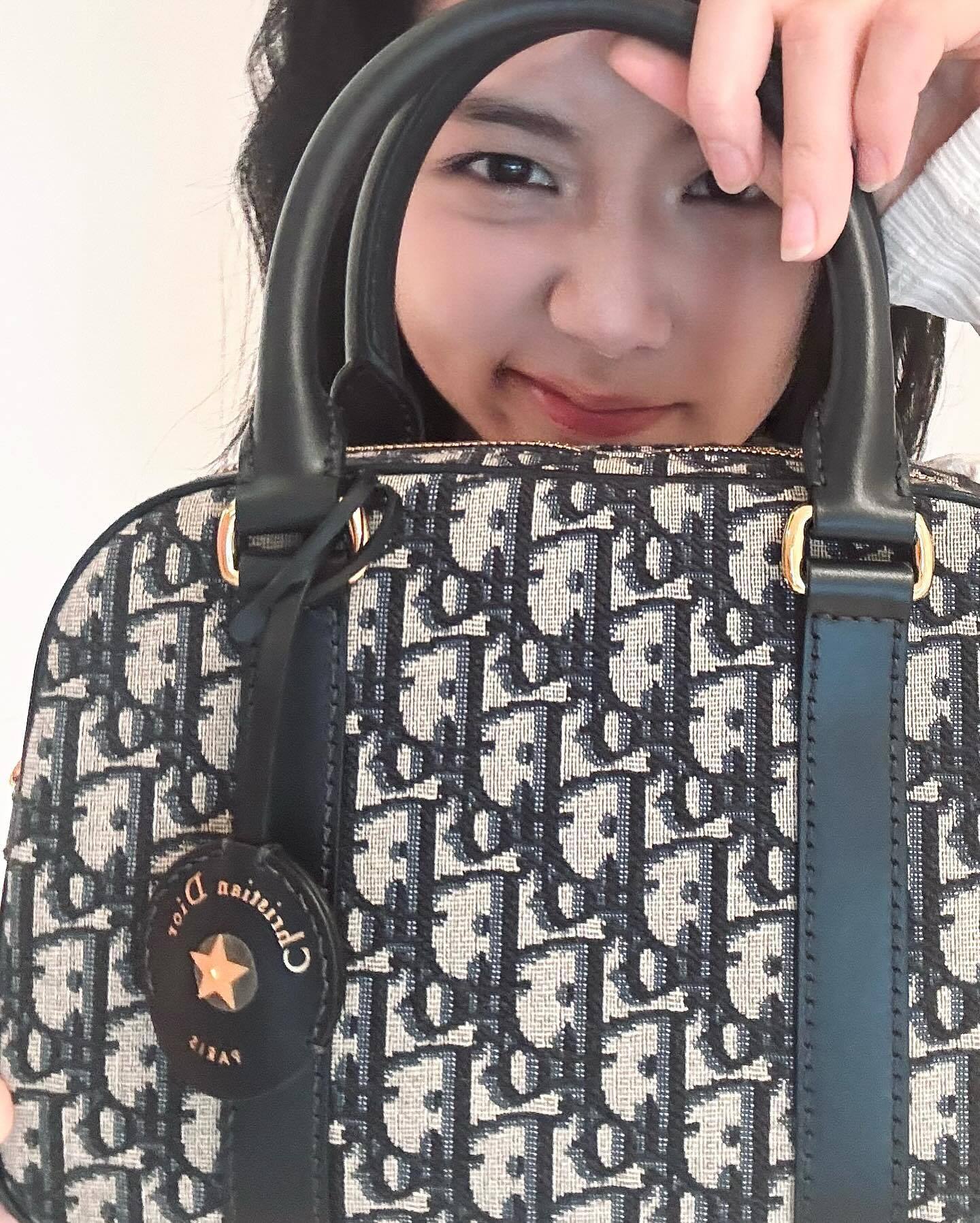 Jisoo ins更新 * ॑˘ ॑*♡ ​​​