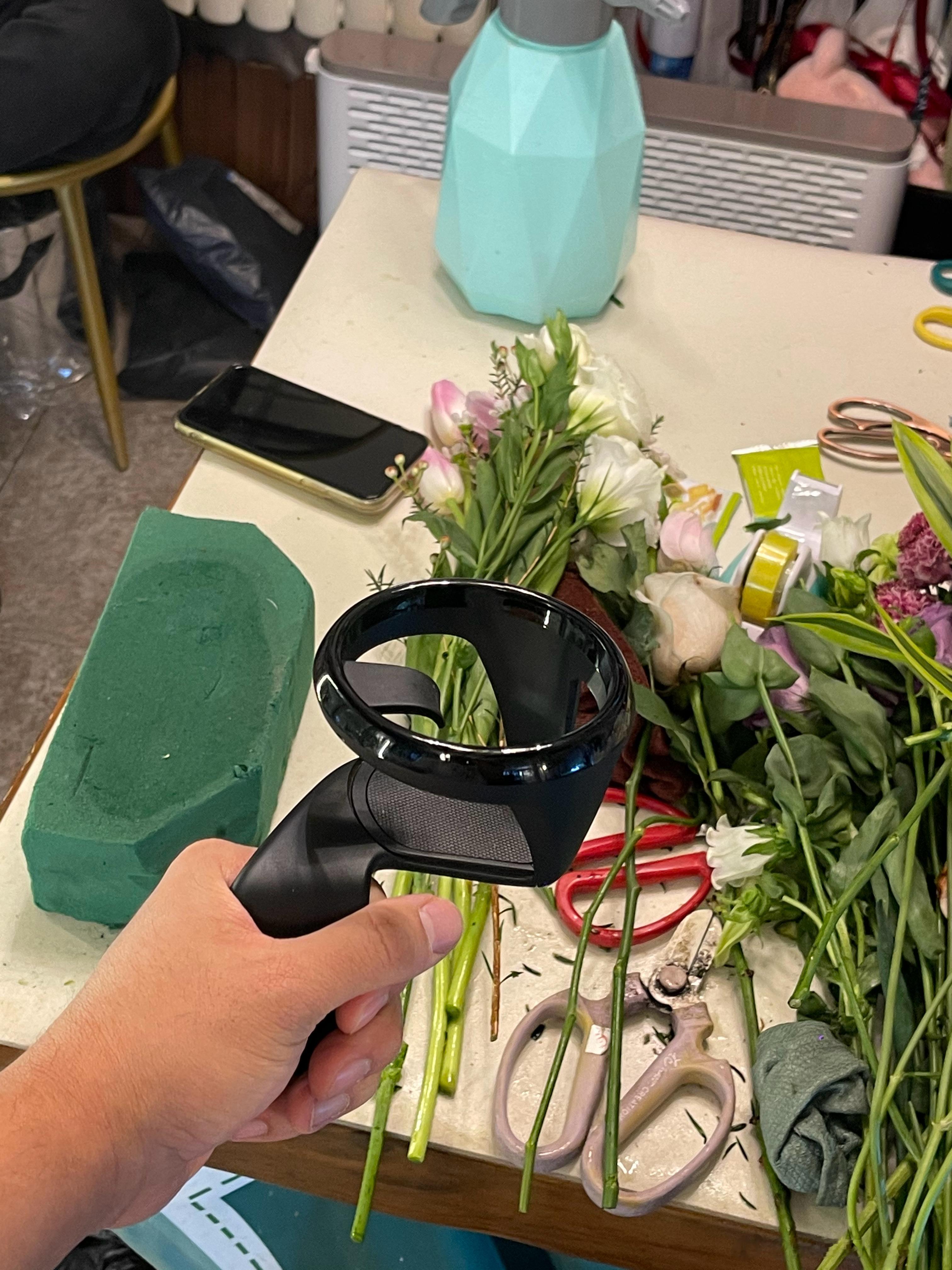 自从发现miata可以放花以后，花店里就总会出现一个拿着杯架买花的怪人。[dog