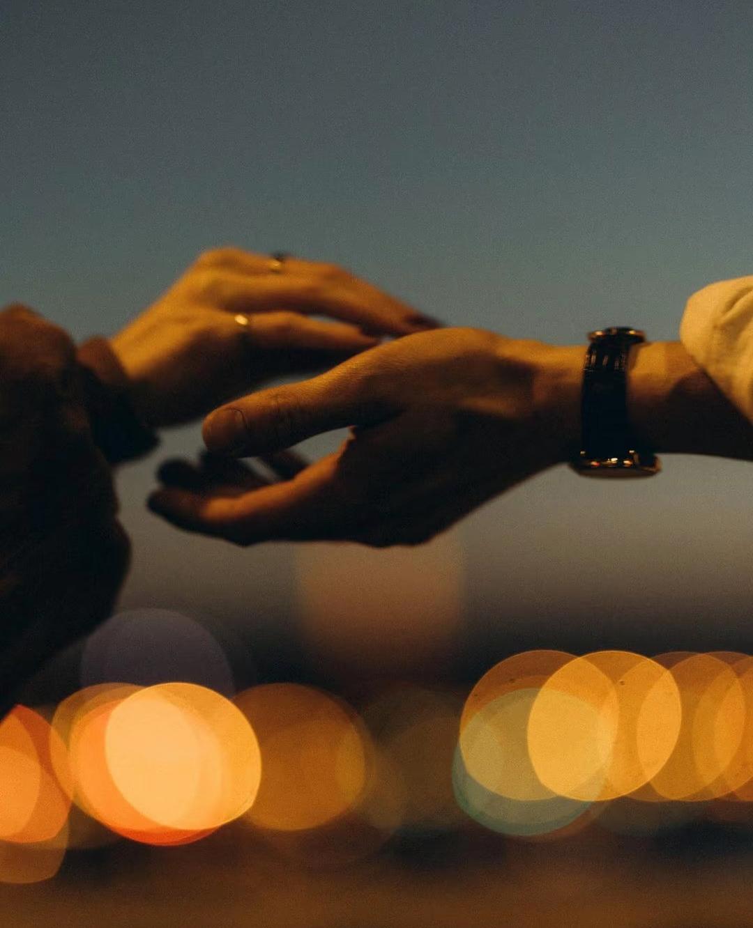 婚姻的本质是什么？
他要亲你，贴你，在你身上咕涌至少30年。
他要用你的身子生一