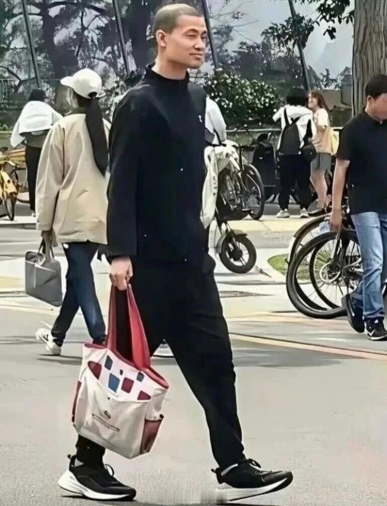 35岁韦东奕荣获国家自然科学奖二等奖，近照剪了寸头，精神抖擞。 