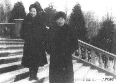 1950年初，周恩来与孙维世在莫斯科