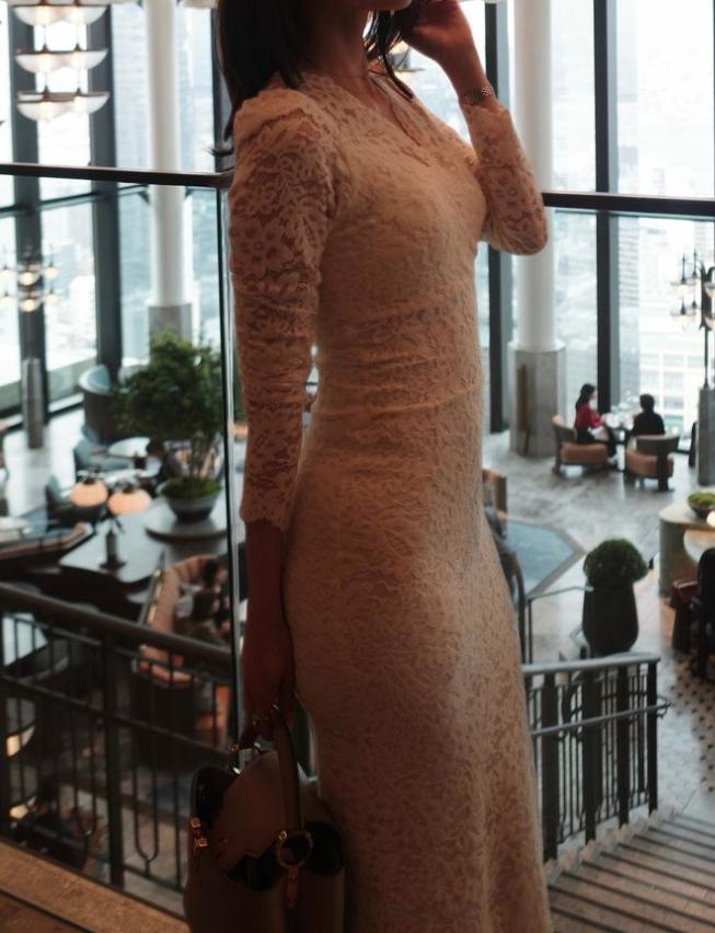 简直令人窒息…绝美腰线
绝美腰线，透视蕾丝紧身裙获赞。
身材线条太美了。
她充满