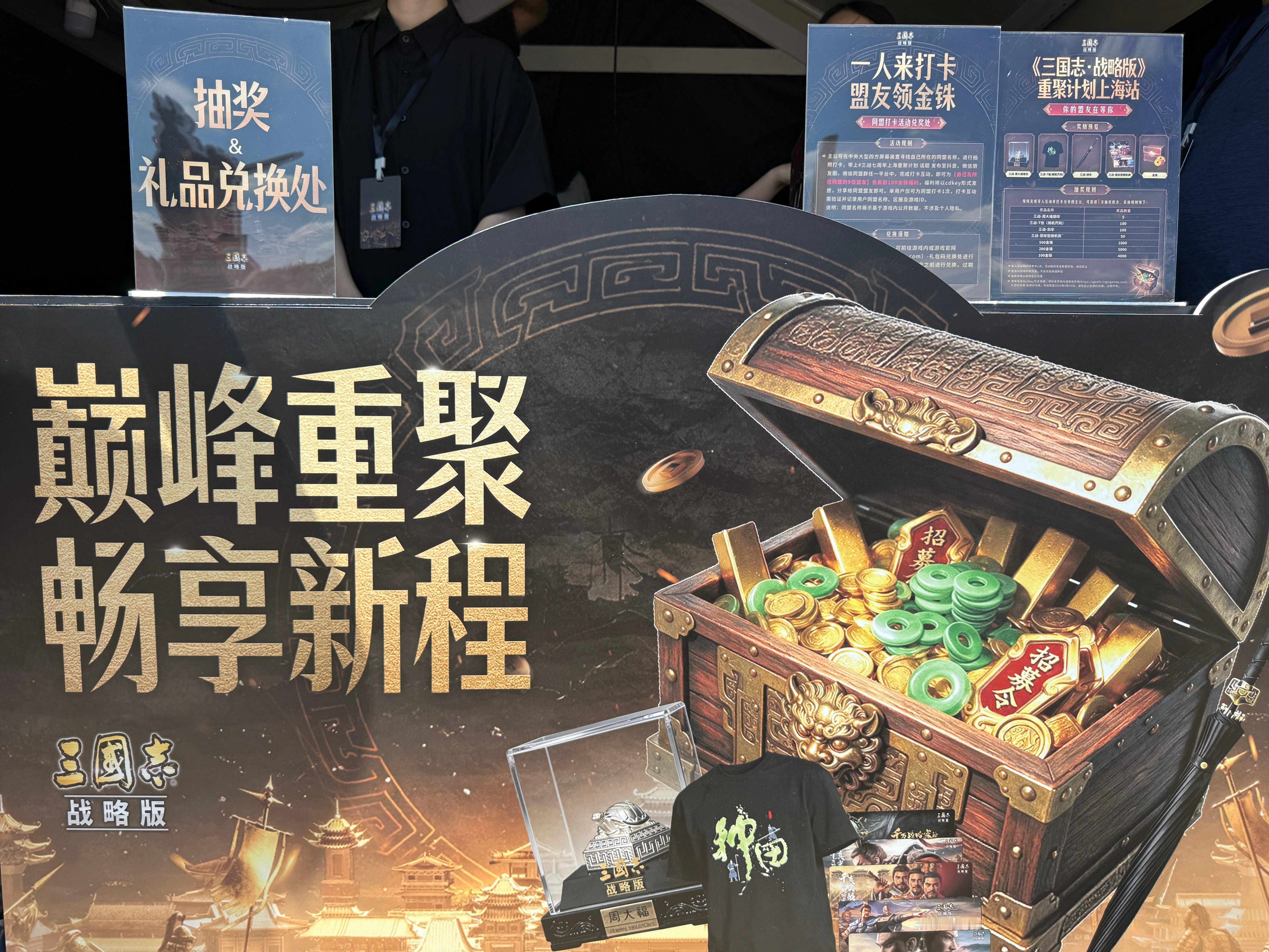 巨型张飞空降上海喊兄弟回家阿水来西岸现场拍啦📸 张飞3D投影真的帅炸，站在下面