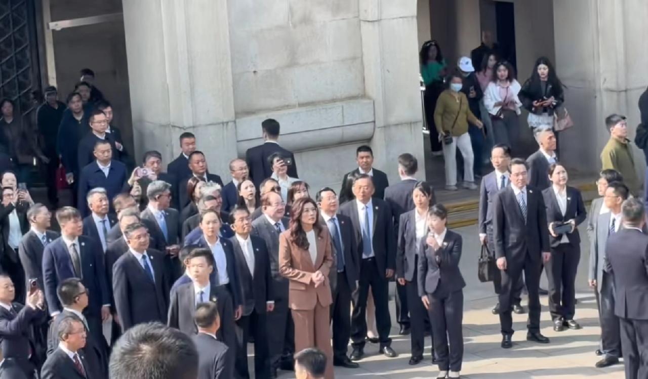 郑丽文拜谒中山陵，没封没清场，现场游客人山人海，向郑丽文打招呼，你好！欢迎！郑丽