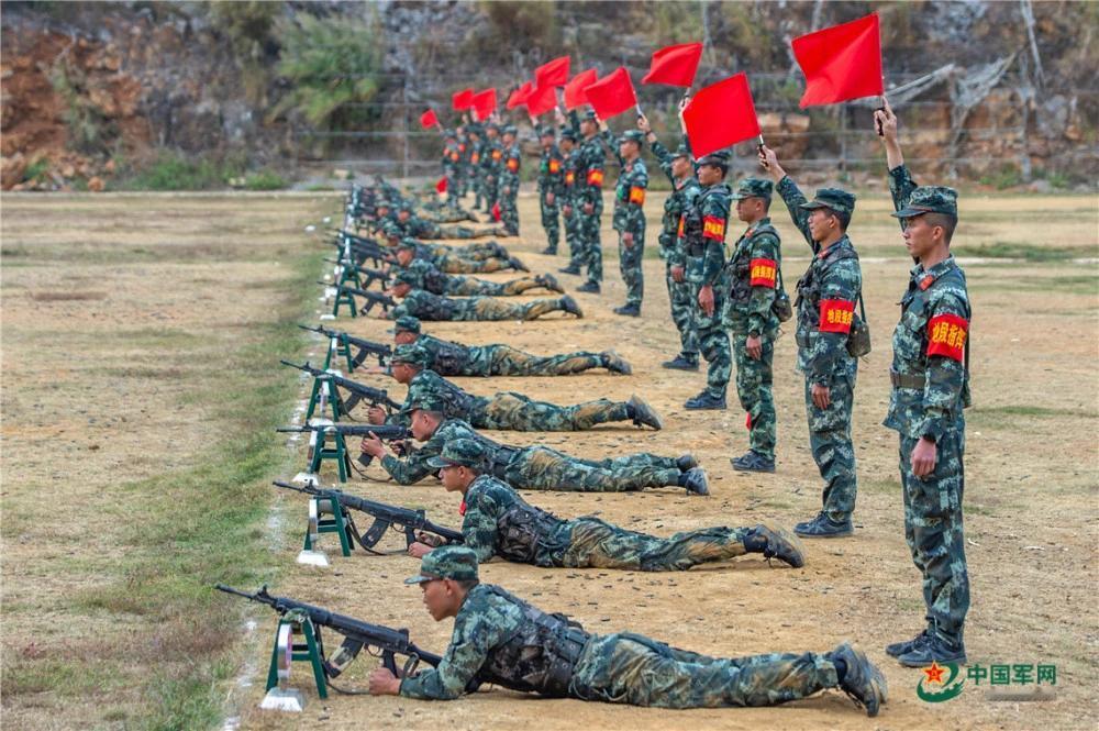 第一次新兵连打靶就有人“跑火”、漏弹，高度紧张，后来采取人盯人确保安全！

俗话