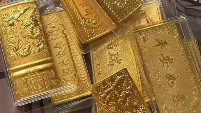 上海，男子一朋友投资需要，问男子借250万元，并且主动拿出了14根金条作为抵押，