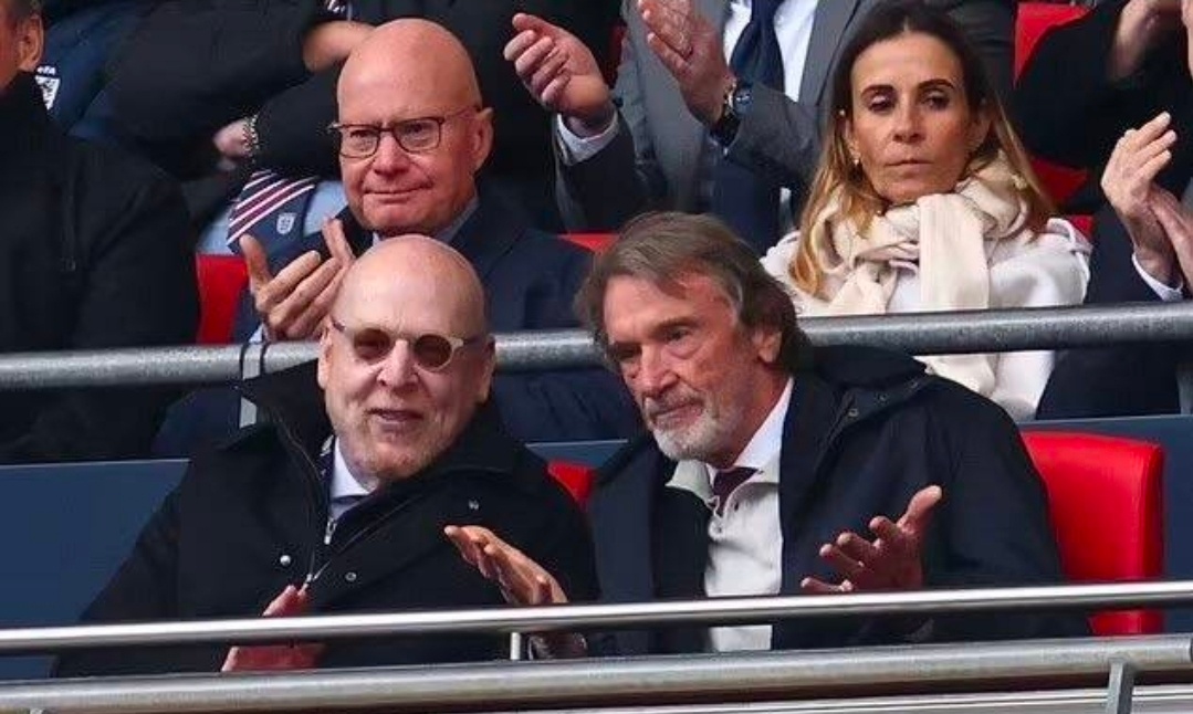 记者：为降低对曼市德比备战影响，曼联最新高层会议在当地举行据记者本·雅各布斯报道