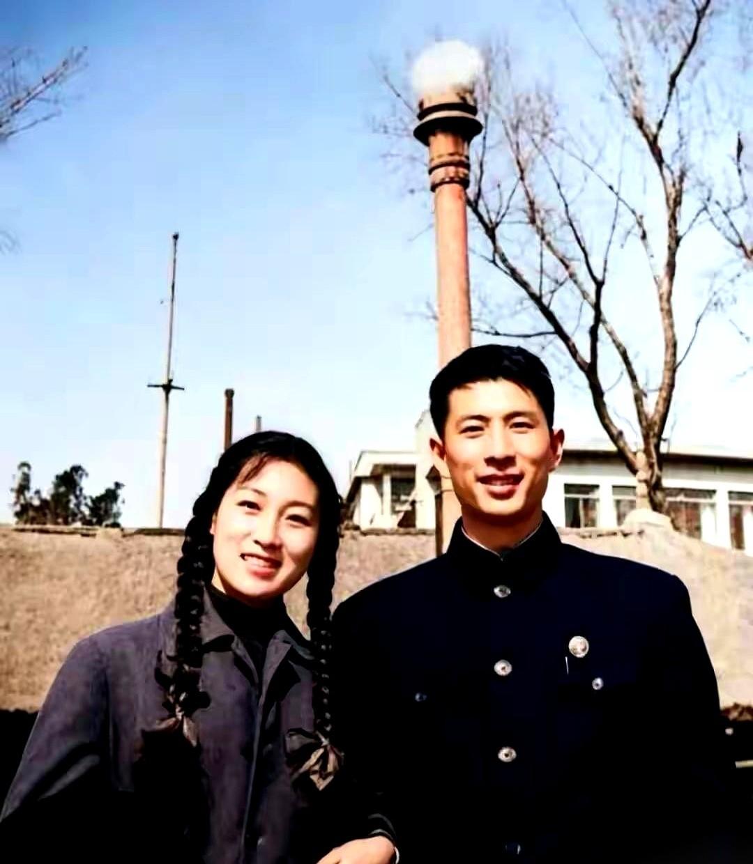 有些人的脸，是直接刻在胶片上的。
一说1952年，一说《南征北战》，那张英气逼人