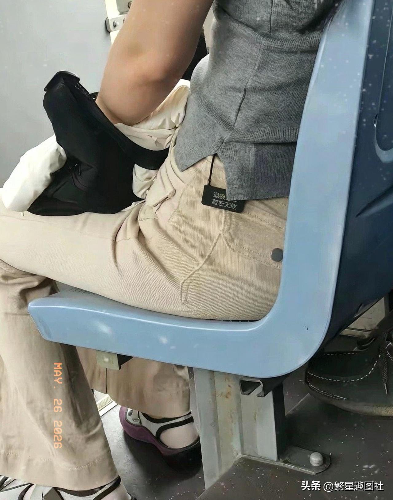 这个人难道就没有尴尬的感觉吗？这到底是咋想的呢。