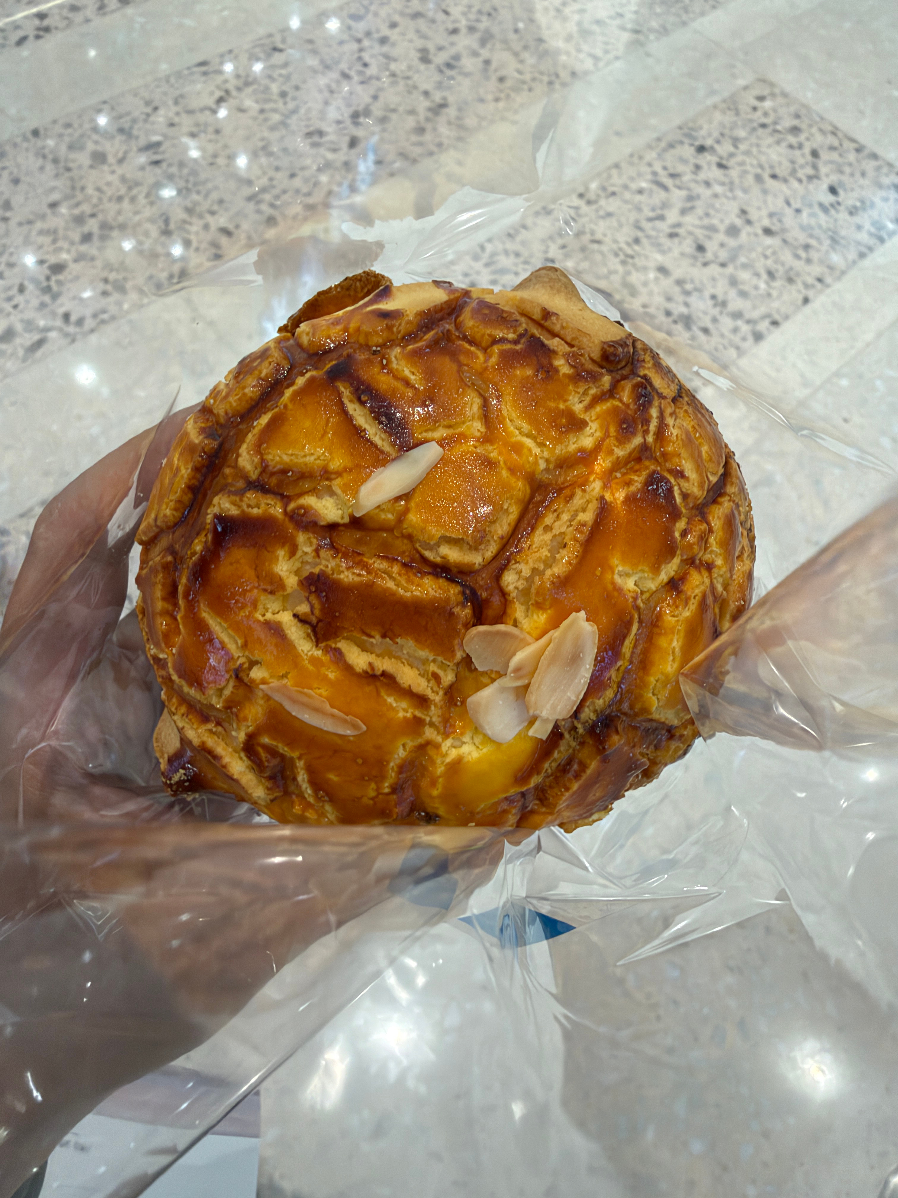 刚出炉的菠萝包还没有冷却下来，服务员妹子不建议我买。我只能说妹子不懂菠萝包的灵魂