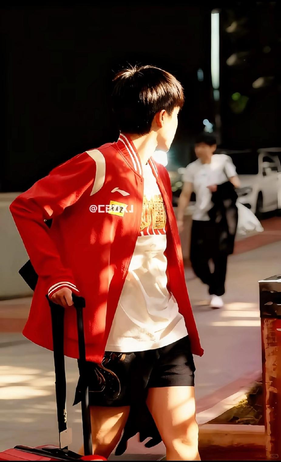 一个回头，全是下意识的在意
 
前头推车稳步走，忽然回头望，就想确认身后人没掉队