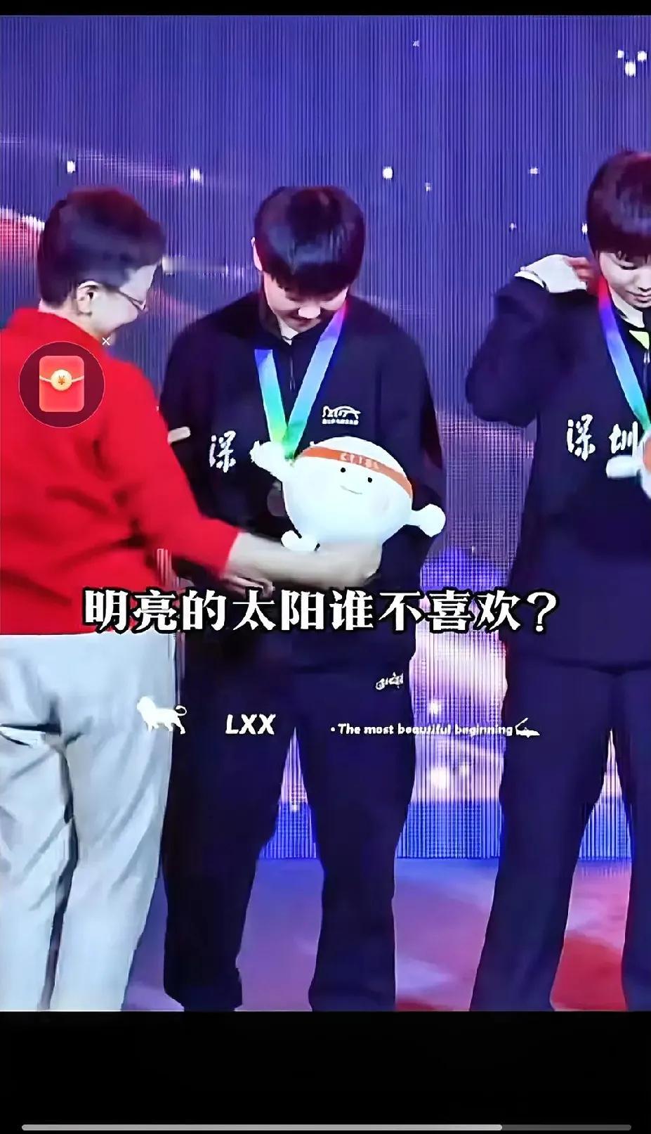 王曼昱是不是有点尴尬

2025 年 1 月 1 日，乒超联赛落下帷幕。颁奖典礼