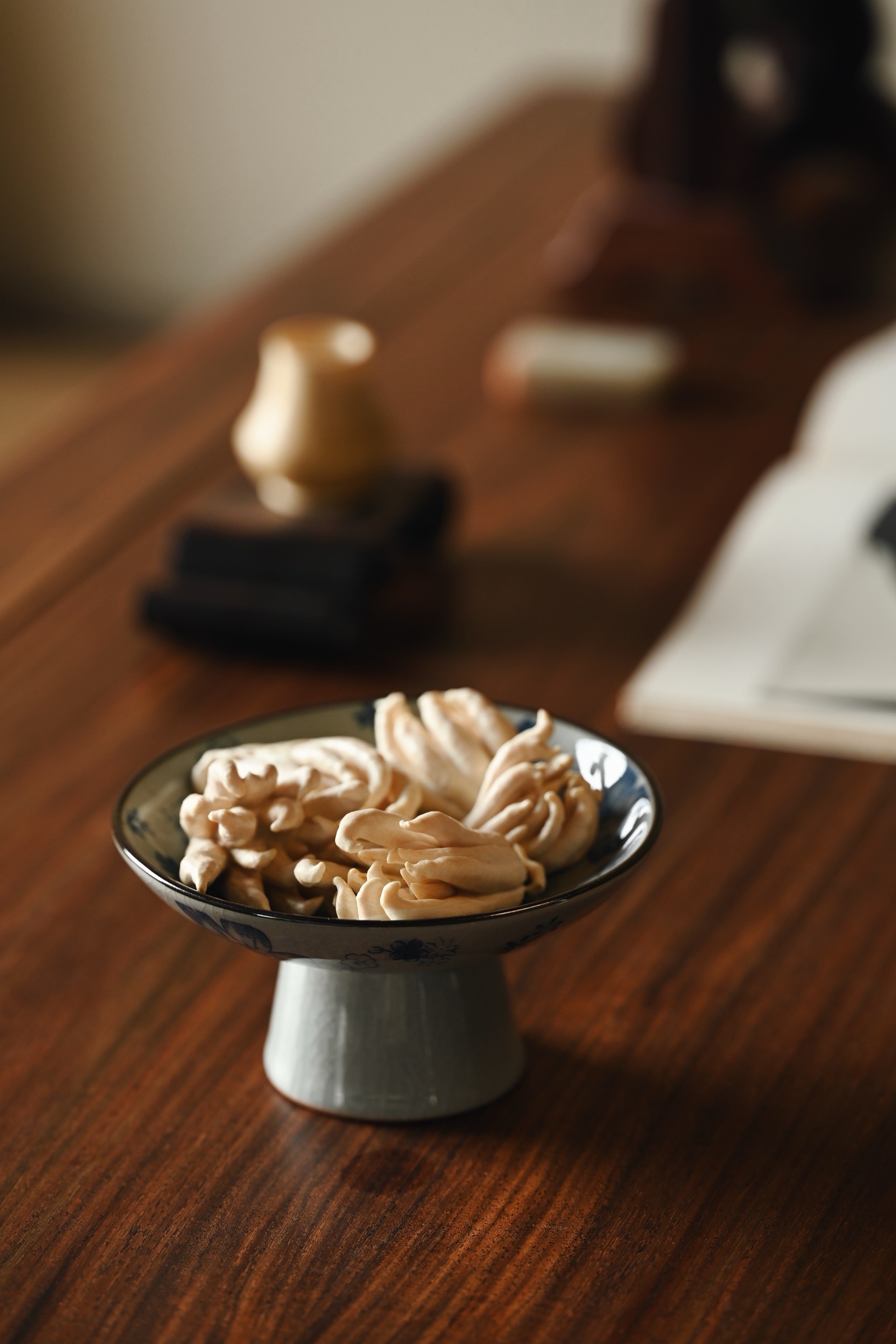 猛犸 | 佛手 清供一盘料质清润，色洁如银霜，雕折枝佛手，叶片生动，佛手拳拳，写