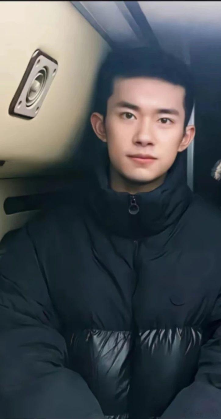 听易烊千玺 为你讲述中国电影的来时路。当灯光暗下每个凝视银幕的人都可以在眼前的一