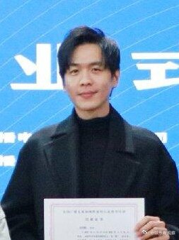 张若昀唐艺昕参加青年演员座谈会吴谨言坐在张若昀唐艺昕中间 张若昀唐艺昕一起参加青