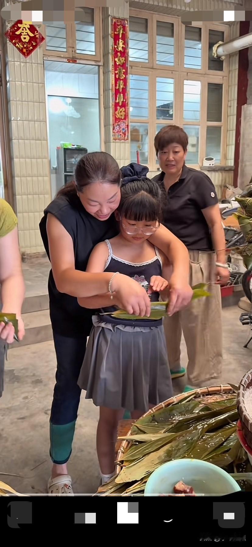 马上到端午节了，厉怀远妈妈一家人在一起快乐的包粽子！
厉妈手把手教闺女三水和小孙