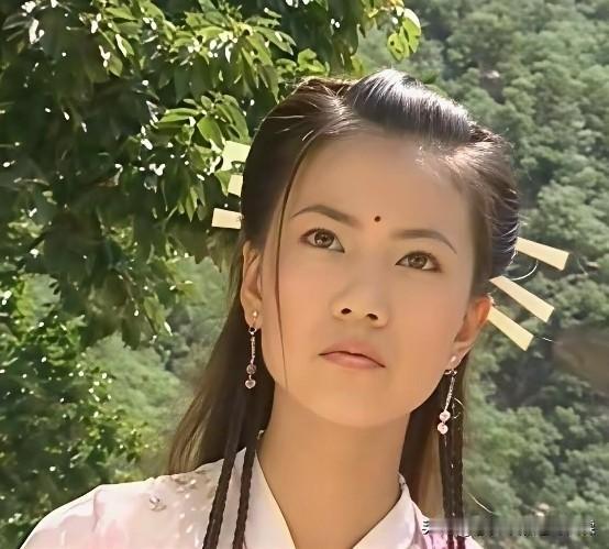同样扮演周芷若，高圆圆和周海媚版本的也太像了吧！

不止长得像，连妆造和眼神甚至