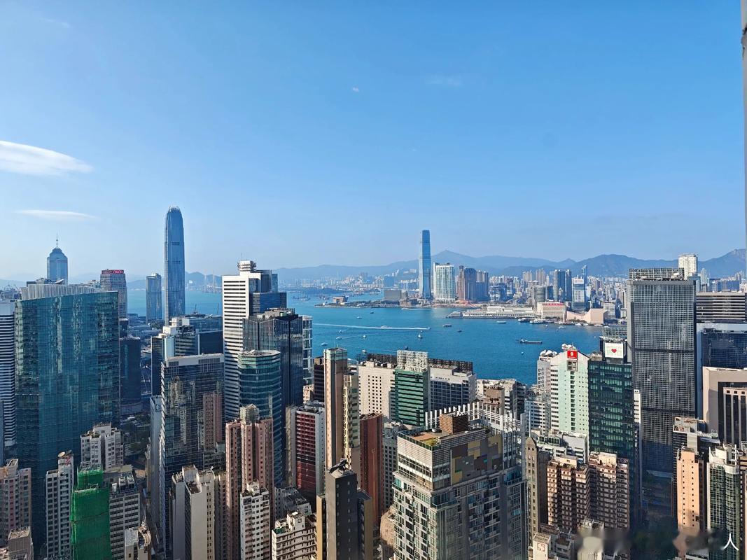 一大批中产抄底香港楼市已经很贵了，以后还要往上升，现在豪宅成交直接创出31年新高