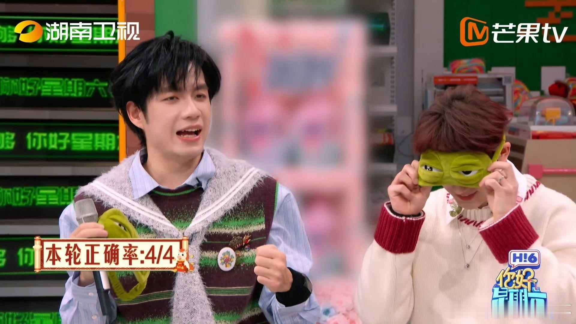 丁程鑫张颜齐好萌的两个人丁程鑫张颜齐凑在一起小声讨论复盘，专注又可爱，互动也太治