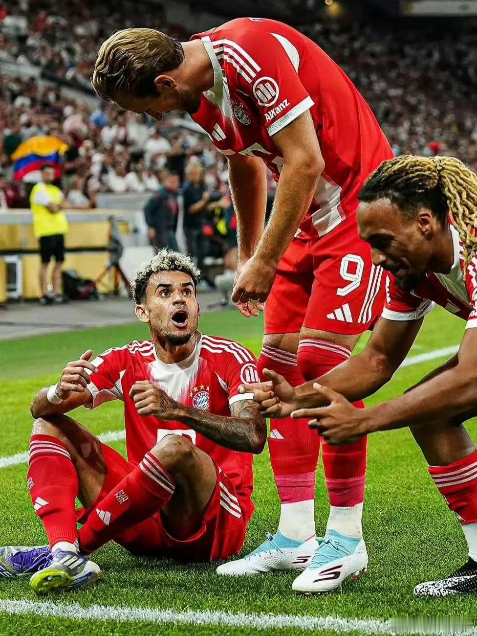 图片报消息表示，迪亚斯参与进球16个，超越科曼上赛季总和，即将超越萨内，证明埃贝