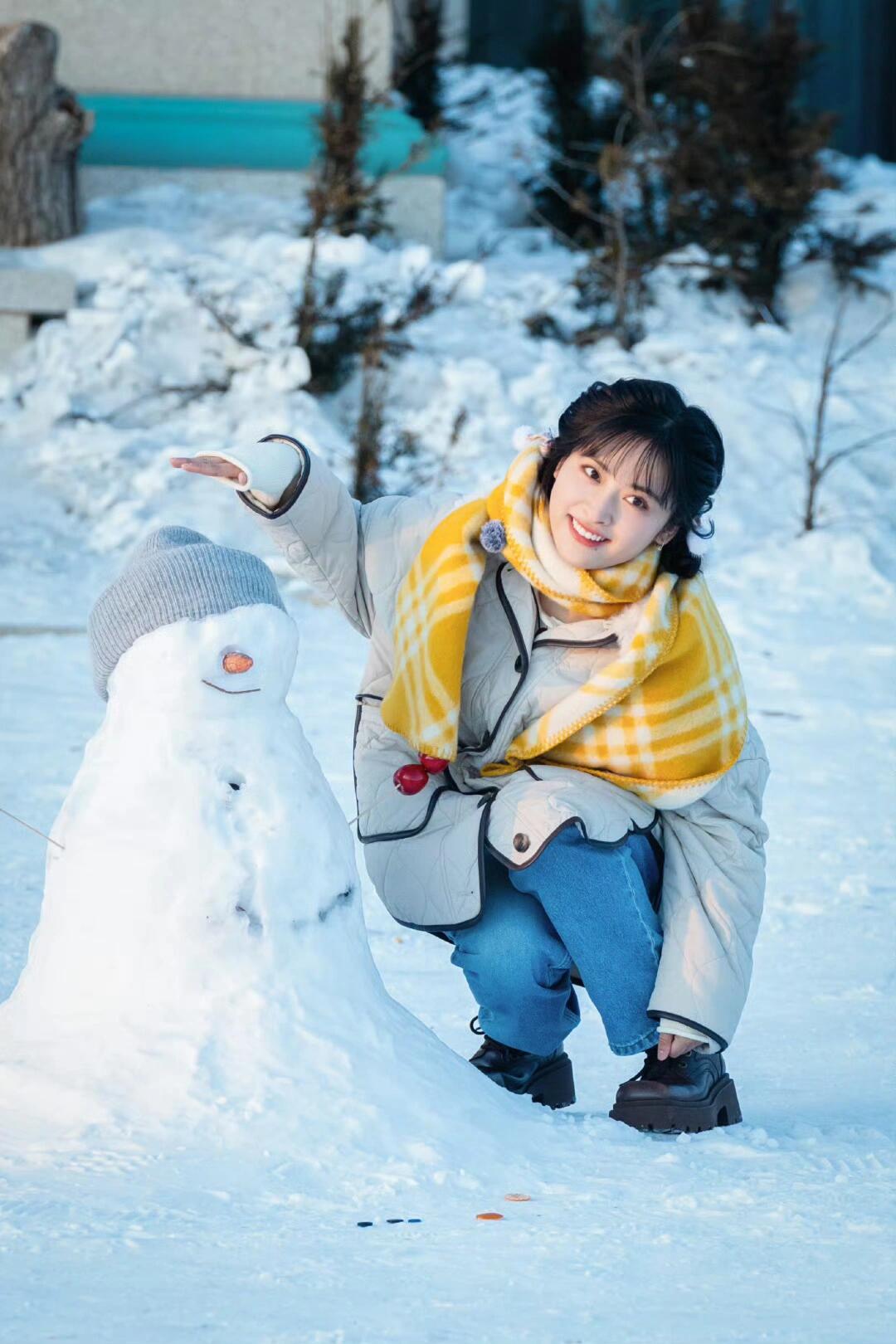 沈月来桃花坞撒桃花币 不刻意不做作，自然萌才最打动人。和贺峻霖学舞超专注，笑容干