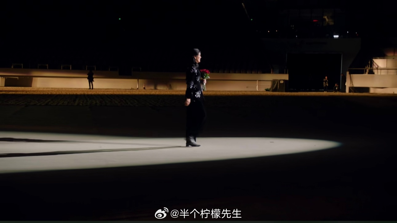 排球新闻 起猛了，看到郎导走窝瓜时尚盛典红毯了～状态真好～ ​​​