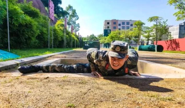 台军里跑出来一个逃兵，在市区猛丢烟雾弹。12月19日下午5点30分左右，台北车站