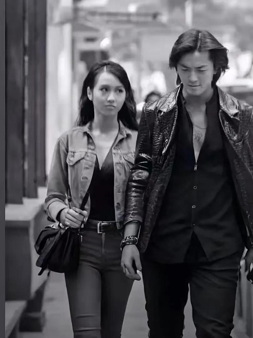 这是20年前的两位时尚男女，他们无疑是当年的帅哥靓妹。走在大街上，回头率一定很高