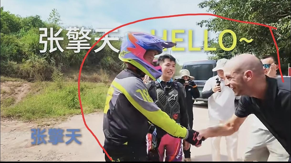 德比斯最后行程去重庆当得知迎面走来的是张雪的儿子张擎天后，他一秒钟就进入状态，虽