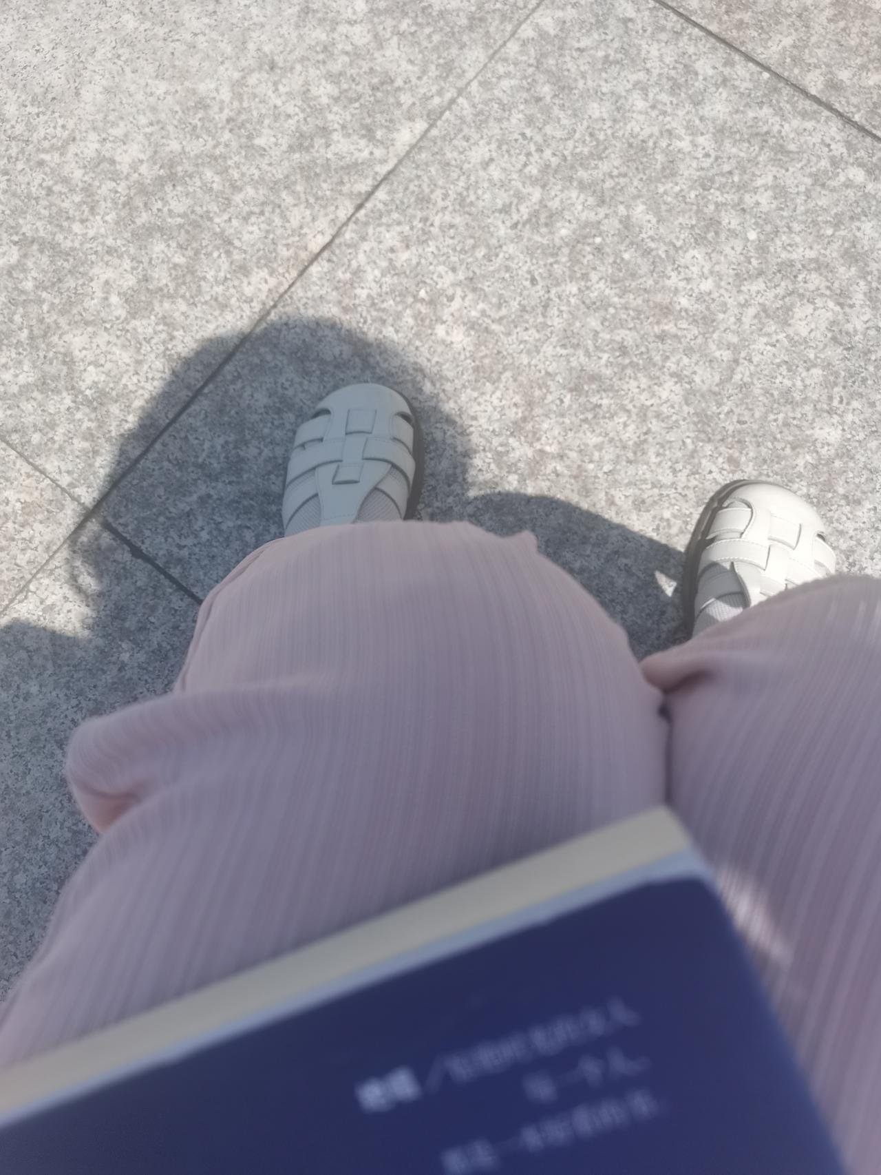 我是有多么喜欢晒太阳，别人都跟树荫凉儿待着，我偏偏坐在大太阳底下，就像给自己充电