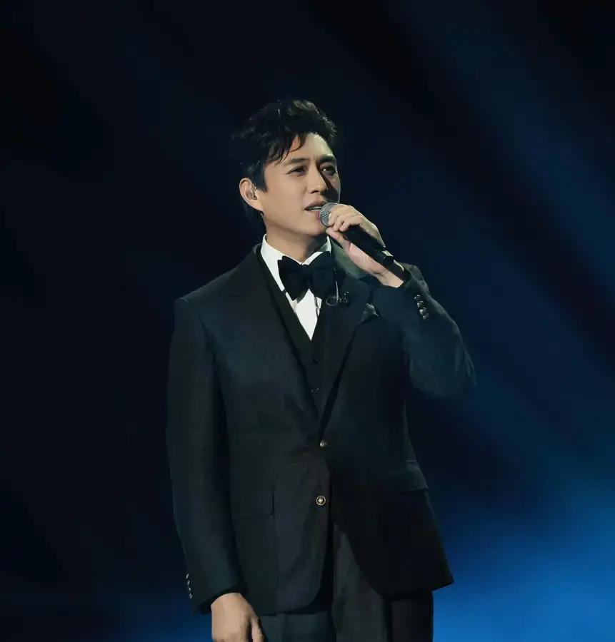 靳东独唱收视破2，文工团真赢了？
 
昨晚跨年，他连唱两部剧主题曲，弹幕刷爆“爷